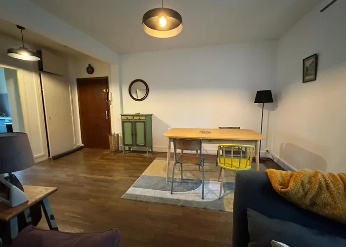 Charming 44m Near Downtown Apartment *